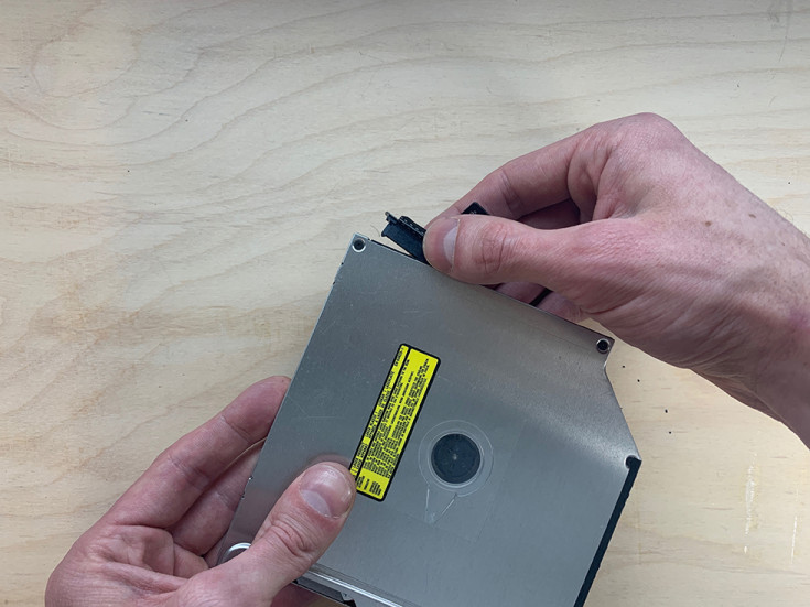 Извлекаем разъем из CD-привода в MacBook Pro