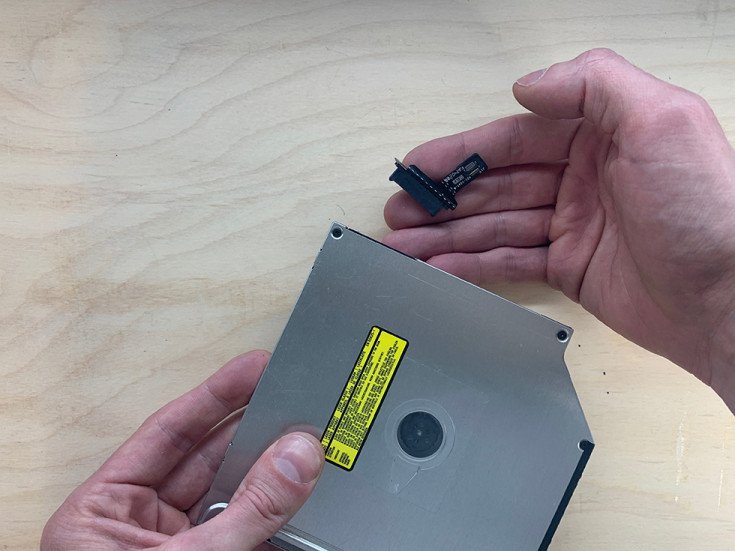 Извлекаем разъем из CD-привода в MacBook Pro