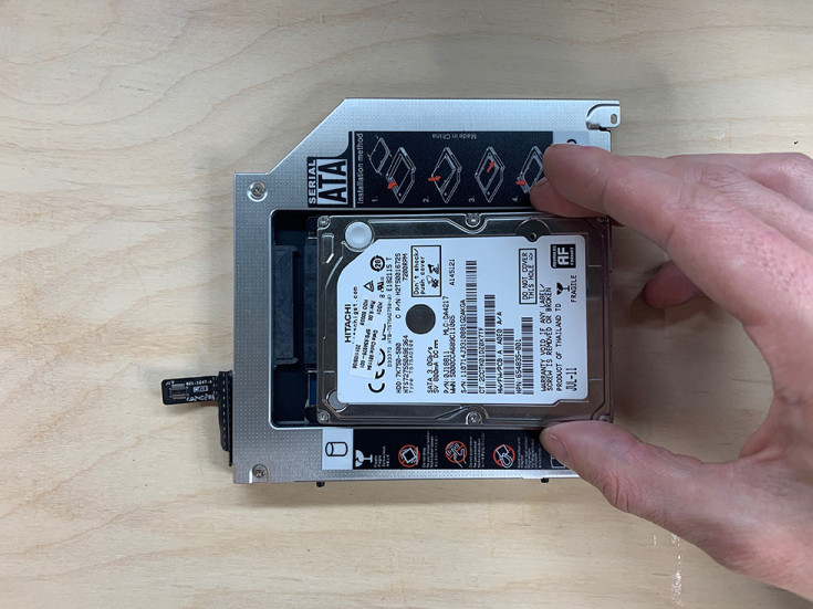 Вставляем жесткий диск в салазки OptiBay в MacBook Pro
