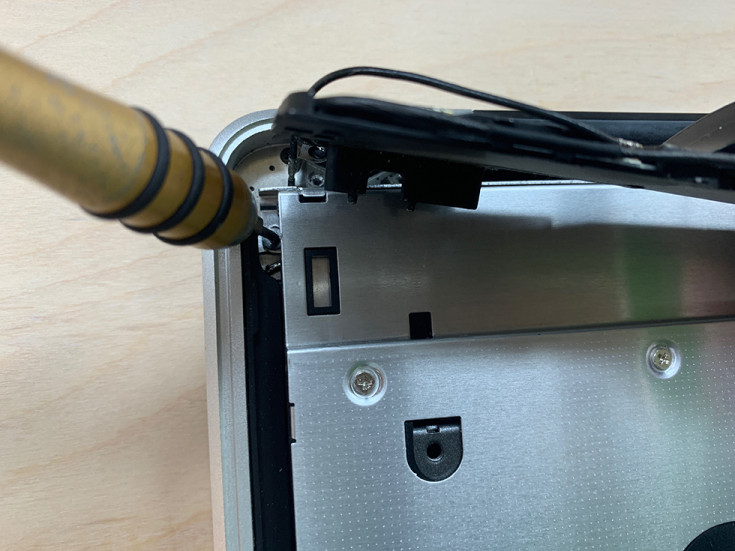 Прикручиваем винты жесткого диска в MacBook Pro