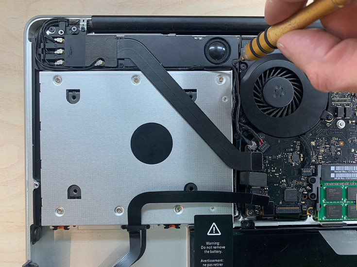 Закручиваем винты динамика в MacBook Pro