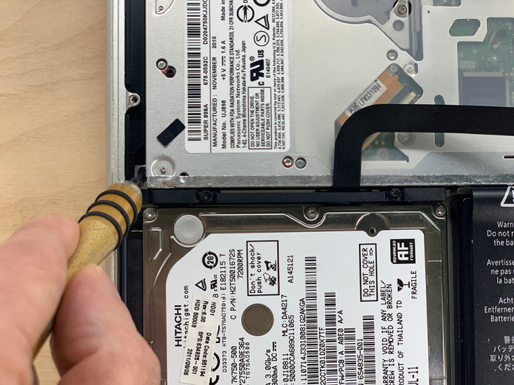 Откручиваем винты CD-привода на MacBook Pro