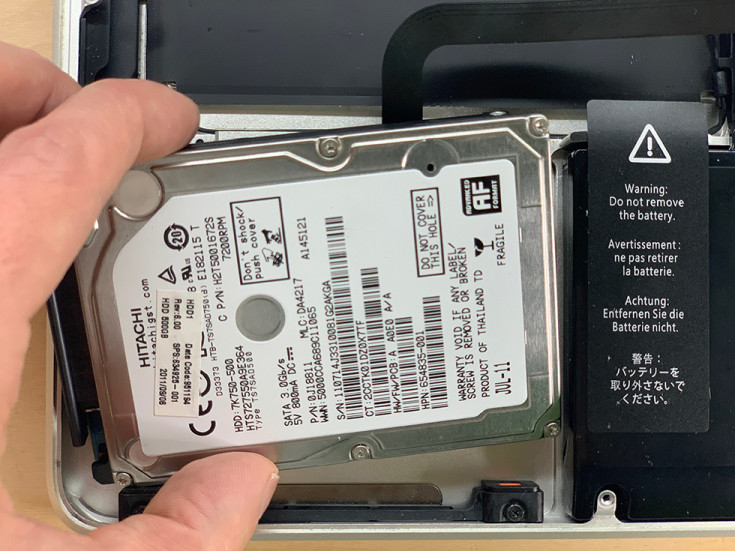 Извлечь жесткий диск из MacBook Pro