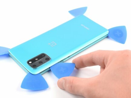 Вставьте пятый инструмент для вскрытия под верхний левый угол смартфона OnePlus 8T