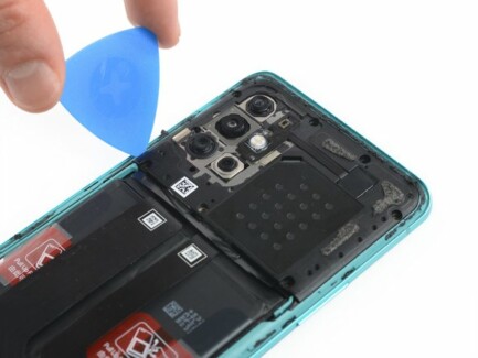 Вставьте кончик вскрывателя под левый нижний угол крышки смартфона OnePlus 8T